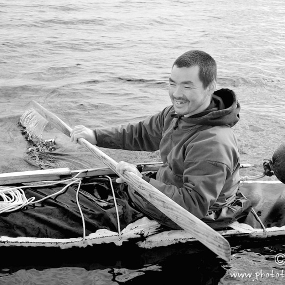 www.phototeam-nature.com-antognelli-groenland-greenland-narwhal-narval-chasse-hunting-kayak