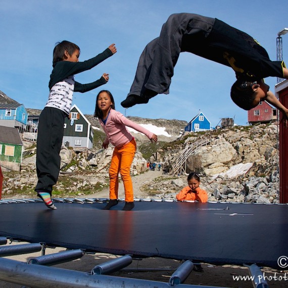 www.phototeam-nature.com-antognelli-greenland-kayak-expedition-semiligaag-kids-games