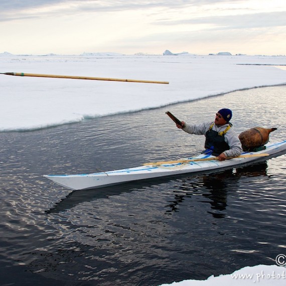 www.phototeam-nature.com-antognelli-greenland-nuussuaq-hunter-kayak