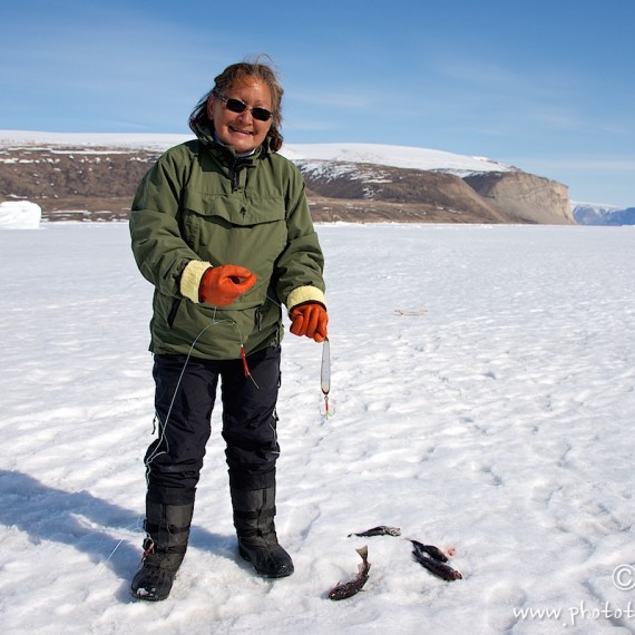 antognelli-www.phototeam-nature.com-greenland-qaanaaq-sea ice fishing